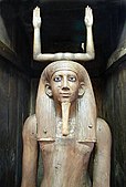 Statuia ka a regelui Hor, care oferea un loc fizic unde ka-ul să se manifeste; circa 1700 î.Hr.; lemn, cuarț și ipsos, cu urme de aur; înălțime: 1,7 m; de la Dahshur (Egipt); Muzeul Egiptean din Cairo