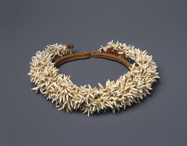 File:Kaimoko Family. Headdress (Peue 'Ei), 19th century..jpg