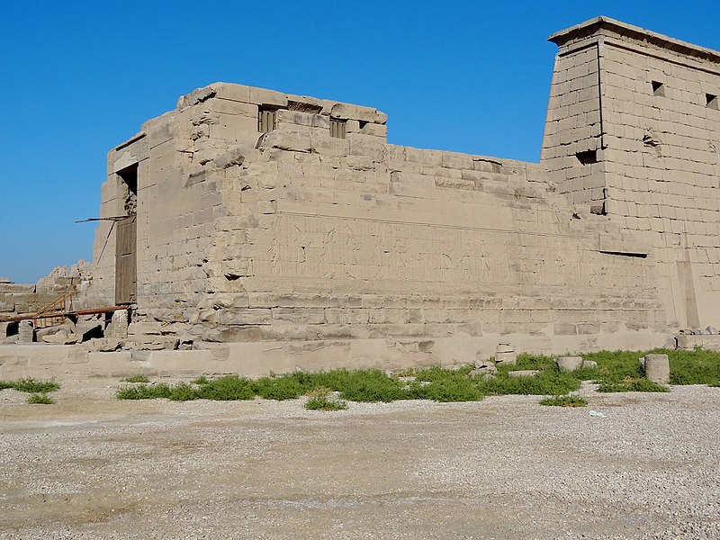 File:Karnak Tempel Ipet 01.jpg