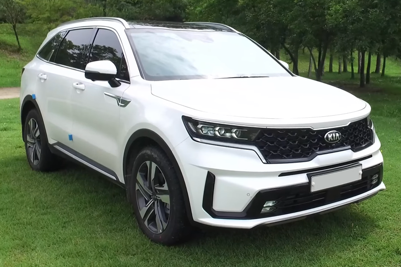 https://upload.wikimedia.org/wikipedia/commons/thumb/5/54/Kia_Sorento_MQ4_front_view_%28fourth_generation%2C_South_Korea%29.png/800px-Kia_Sorento_MQ4_front_view_%28fourth_generation%2C_South_Korea%29.png