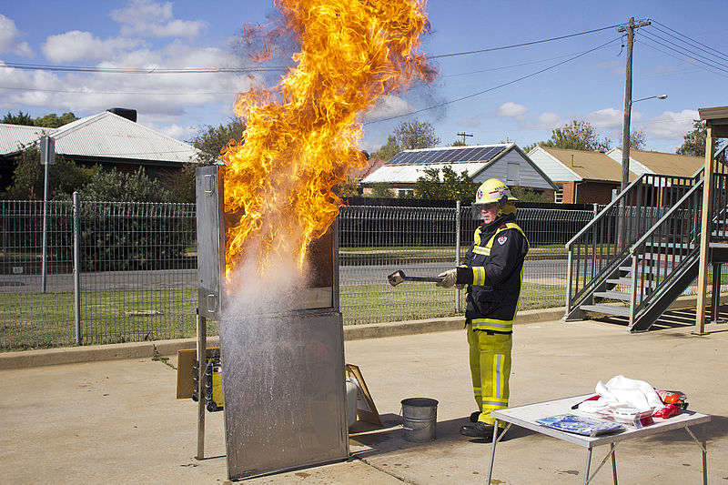 File:Kitchen oil fire demonstration (4).jpg