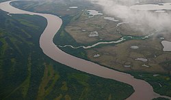 Photographie aérienne du cours inférieur de la rivière Kuskokuim à l'été 2013