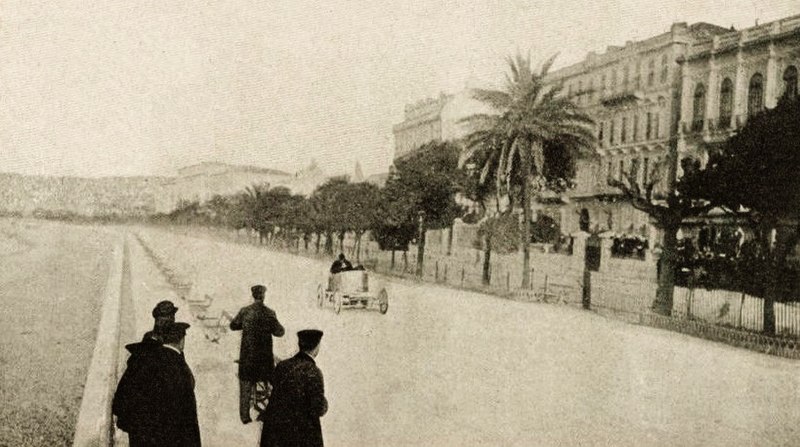 Fichier:Léon Serpollet vainqueur de sa troisième Coupe Rotschild en avril 1903, au kilomètre lancé de la promenade des anglais de Nice (à 130 kmh).jpg