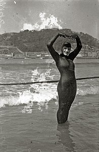 Helena Cortesina artista urpean igeri egiteko jantziaz, Kontxako hondartzan 1920