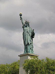 La statue de la Liberté du pont de Grenelle à Paris.JPG