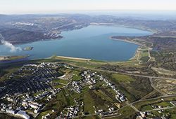 Lago y pueblo de As Pontes.jpg