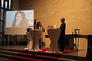 Deutsch: Lange Nacht der Kirchen 2022 in der Pfarrkirche Hinterbrühlam 10. Juni 2022, als Gäste die Friedensaktivistin Timna Brauer und den Mediziner, Theologen und Bestseller-Autor Prof. DDr. Johannes Huber - als Moderator Heinz Nußbaumer