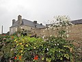 Manoir de Saint-Quijeau Edifício principal;  ruínas da capela;  elevações e telhados das dependências orientais e ocidentais Paredes do gabinete;  portão de entrada e poço
