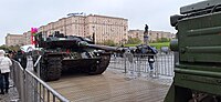 Миниатюра для Файл:Leopard 2A6 on captured equipment exhibition in Moscow (front view).jpg