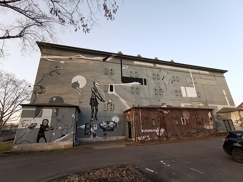 File:Leunabunker Kulturbunker Frankfurt-Höchst Südseite Parkplatz.jpg