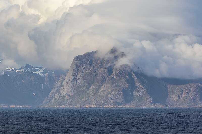 File:Lofoten in Wolken gehüllt (06-2015).jpg