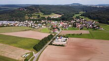 Luftbild von Mischelbach aus Richtung Westen (September 2021)