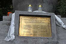 Gedenktafel am westlichen Ortsausgang von Lukla.