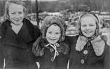 Tre fornøyde jenter etter at de norske styrkene kom til Kirkenes i november 1944