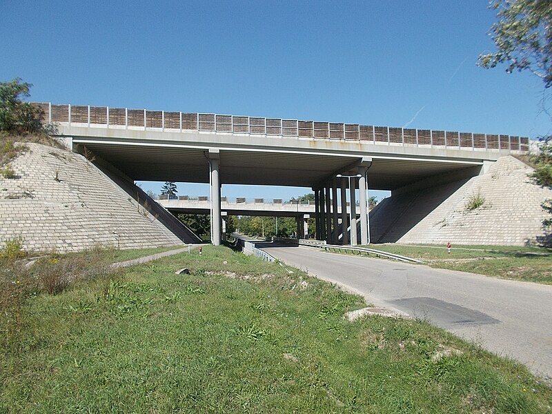 File:M6 and Route 6 and 7 (Hungary) overpass bridges at Felső Street, Érd.jpg