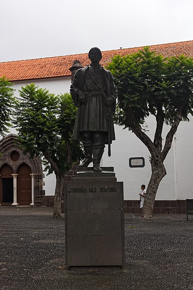 File:Madeira - Machico - 005 - Escultura a Tristão Vaz Teixeira.jpg