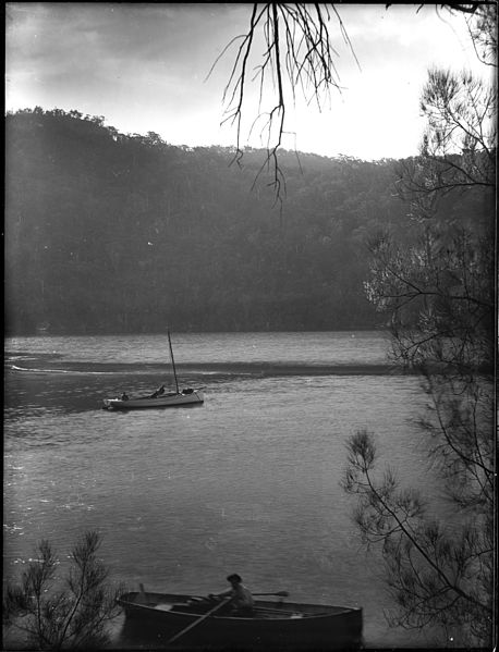 File:Man in rowing boat (3251829841).jpg