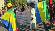 Protestors with Gabonese flags Marche du 23 septembre 2017 contre le coup d'Etat social - Appel a la demission d'Ali Bongo 01.jpg