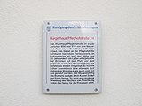 Deutsch: Das Wohnhaus Pfleghofstraße 24 wurde zwischen 1690 und 1719 von dem Bäcker und Ratsverwandten Michael Weiblen erbaut. Den Giebel an der Pfleghofstraße schmückt barockes Zierfachwerk . Im Erdgeschoss ist seit der Mitte des 20. Jahrhunderts ein Laden untergebracht. Der Brunnen auf dem Platz vor dem Gebäude wurde bei Neugestaltung des Hofplatzes wieder freigelegt. Er konnte früher sowohl von dem ehemals dort stehenden Wohnhaus als auch vom Hof aus genutzt werden. Die Neugestaltung des Brunnens erfolgte durch Konrad Schlipf und Ernst Geiger. Er zeigt eine moderne Umsetzung des Märchens vom Froschkönig, wobei das Handy für die Prinzessin steht.