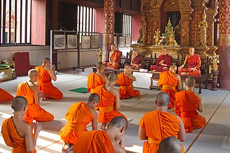 Tập tin:Monks in Wat Phra Singh - Chiang Mai.jpg