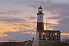 Alba sopra la luce del punto di Montauk nel parco di stato del punto di Montauk.