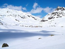 Montespluga en het bevroren Lago di Montespluga in de winter