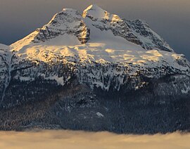 Бегби тауы Revelstoke тау шаңғысы аймағынан көрінеді.jpg