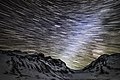 Senda estelar tomada apuntando al ecuador celeste en el Glaciar Athabasca.