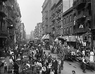 Mulberry Street in New York City, also known as “Little Italy,” in the early years of the 20th century. Newly arrived immigrant families, largely from Eastern and southern Europe in this period, often settled in densely populated urban enclaves. Typically, their children, or grandchildren, would disperse, moving to other cities or other parts of the country.