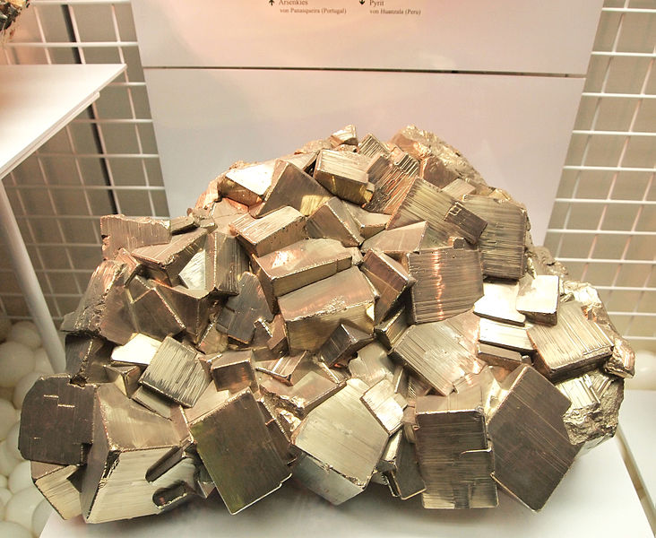 File:Museum Mensch und Natur - pyrite.jpg