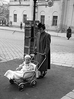 Nő babakocsival, Budapest, Széna tér, 1941, Fortepan 71287.jpg