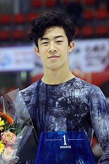 Nathan Chen op de International de France 2018 - Prijsuitreiking.jpg