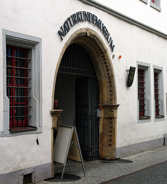 File:Naturkundemuseum Erfurt Eingangtor.jpg