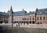 Het Binnenhof in 1900; in de hoek de Mauritstoren