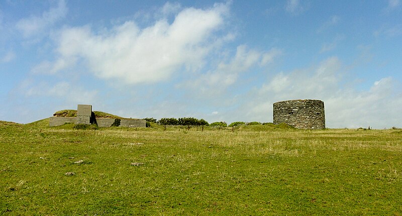 File:New and old observation towers.jpg