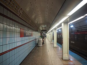 Platform in noordelijke richting bij Grand (rood), naar het zuiden.jpg