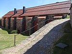 Nya Älvsborgs kraftigast förstärkta kurtin, den södra kurtin 5, sedd inifrån fästningen. Ursprungligen hade den två inre våningar för kanoner samt kanonvall överst, numera under fredstak. Kurtinen innehåller idag fästningens stora festsal med plats för upp till 130 personer. Till höger uppfart för kanoner till bastion Havsfrun.