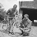 Olympiatoer van start, A. van Middelkoop (links) en E. Dolman helpen elkaar, Bestanddeelnr 917-8166.jpg