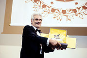 عمر الشريف يتلقى جائزة الأسد الذهبي عام 2003.