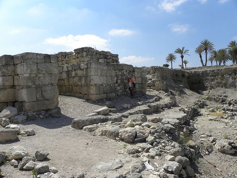 File:Outer opening of the chambered gate at Megiddo (B) (20693218186).jpg