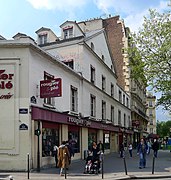 Côté 3e arrondissement du boulevard, à l'angle de la rue Commines (magasin Rougier & Plé, nos 13-15).