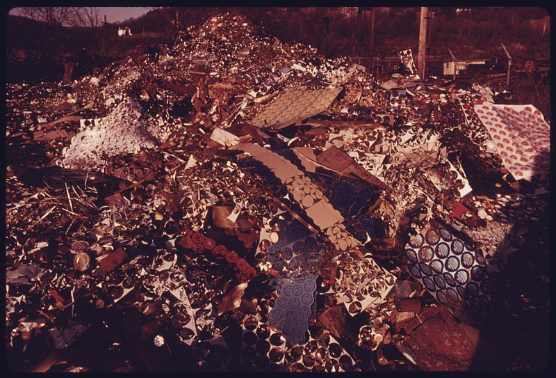 File:PILES OF DISCARDED MATERIALS CONTAINING TIN ACCUMULATE IN THE YARDS OF VULCAN MATERIALS. THE FIRM WILL RECYCLE THE... - NARA - 557307.jpg