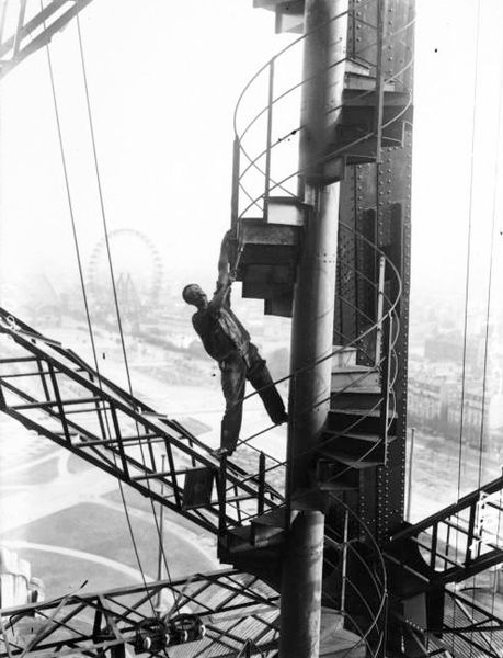 File:Painting the Eiffel Tower in 1910.jpg