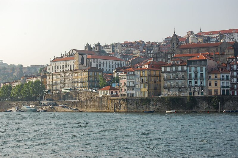 File:Panorâmica de edifícios no Porto vistos de Vila Nova de Gaia (486564348).jpg