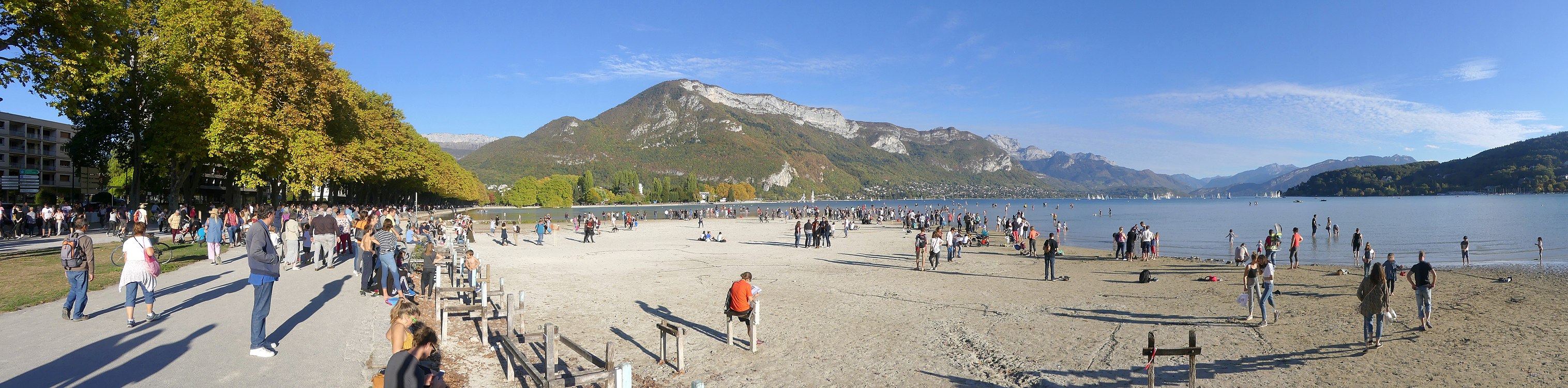 Le lac d'Annecy durant la sécheresse de l’automne 2018, une plage nouvelle est apparue à Annecy.