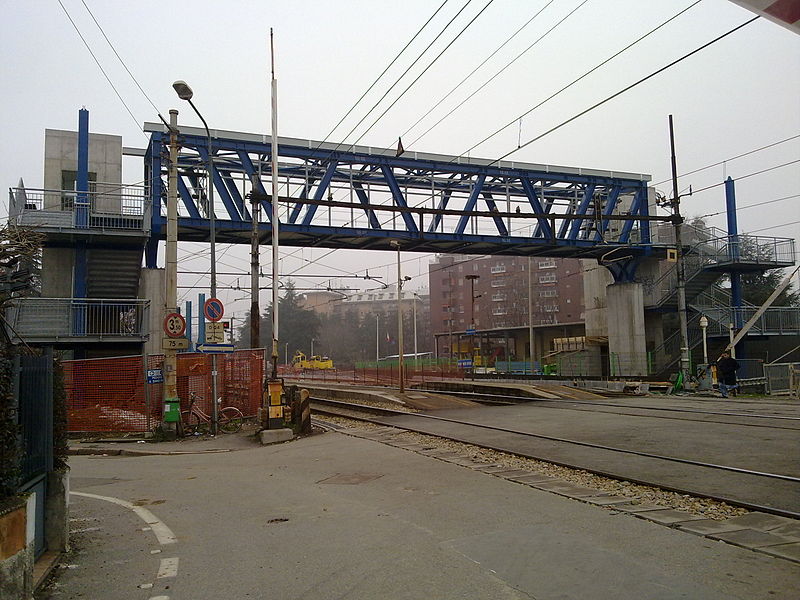 File:Passerella pedonale-sulla-stazione-di-milano-nord-affori-vecchia-fgb2011.jpg