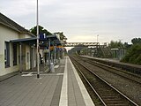 Bahnsteige des Bahnhofs (2008). Die Brücke wurde später abgerissen.