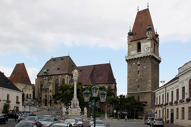 Pädaschduafa Hauptplotz: links die Martinskiachn, in da Middn de Pfoakiachn, rechts da Weahtuam und im Vuadagrund de Dreifoitigkeits-(Pest-)säun