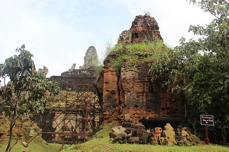 File:Phnom Bakheng (9716865976).jpg