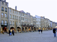 Les façades médiévales de la place Saint-Louis en février 2009.